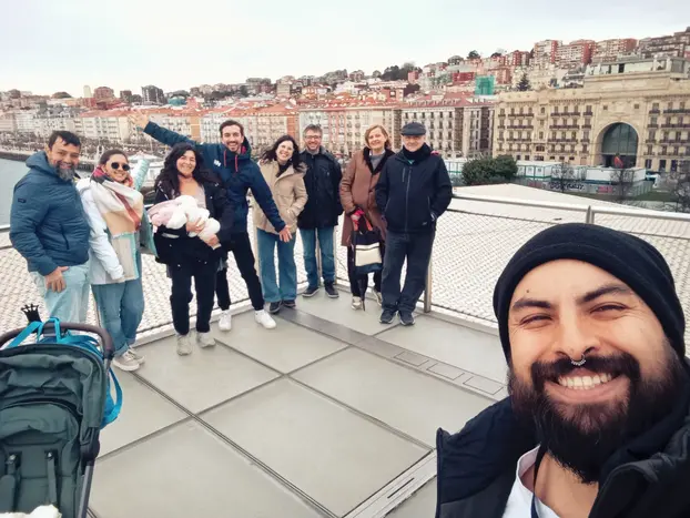 Andrés con un grupo en la azotea del Centro Botín